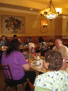 Guests enjoy a delicious breakfast during Larry’s presentation. 